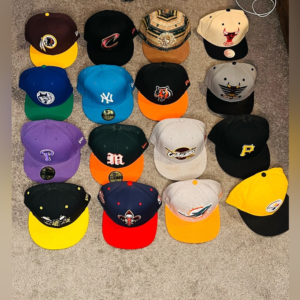Pre-owned SnapBack and fitteds 2 for 25$